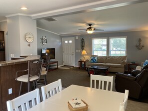 Smart TV, books, stereo - Family fun! Beach, Kayaking, yard games, large fenced yard, fire pit. 2 mi beach (Ocean View)