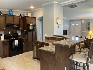 Fridge, microwave, oven, stovetop - Family fun! Beach, Kayaking, yard games, large fenced yard, fire pit. 2 mi beach (Ocean View)