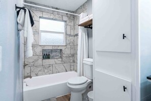 Combined shower/bathtub, hair dryer, towels, soap - HTown Vibes/Pet Friendly/Mdctr/NRG, World Cup (Houston)