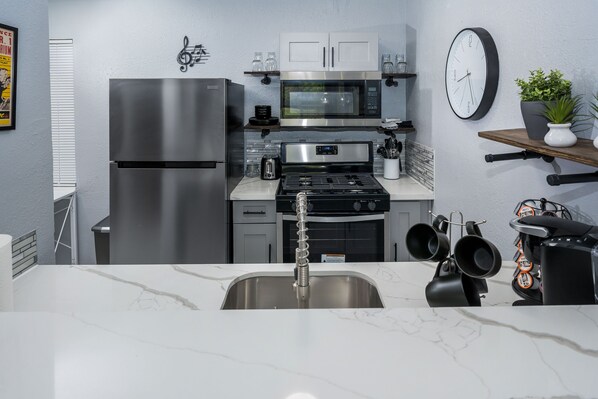 Kühlschrank, Mikrowelle, Ofen, Herdplatte