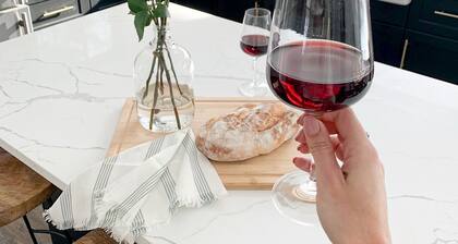 Family Style Cottage 5 minutes from the Gaslight District