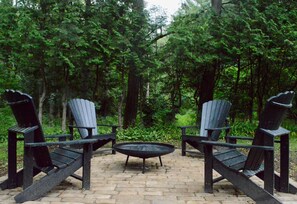 Property grounds - Family Style Cottage 5 minutes from the Gaslight District (North dumfries)