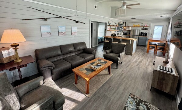 Smart TV, books - 2-bedroom vacation home just a short walk to Surfside Beach (Freeport)