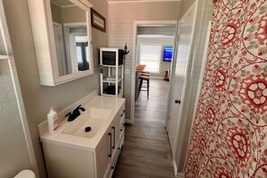 Shower, hair dryer, towels, soap - 2-bedroom vacation home just a short walk to Surfside Beach (Freeport)