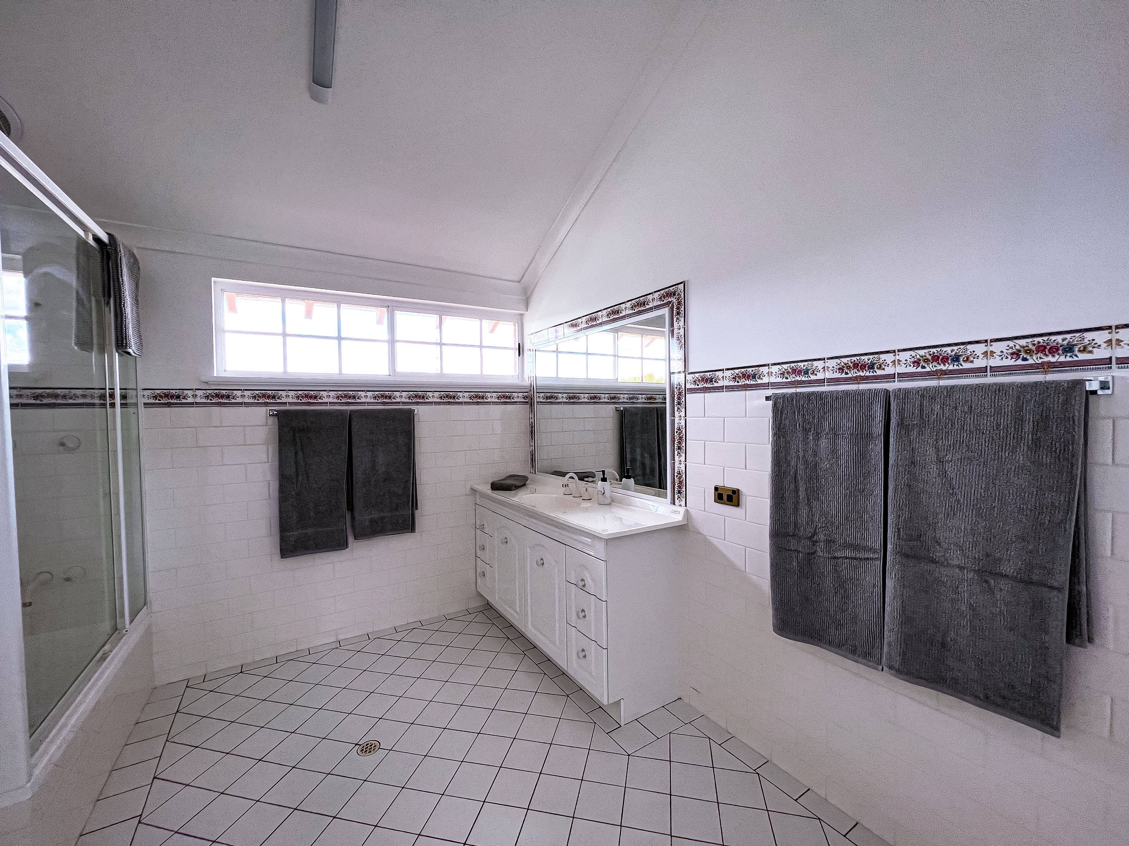 Mandurah Canal Front Luxury Living — image 14