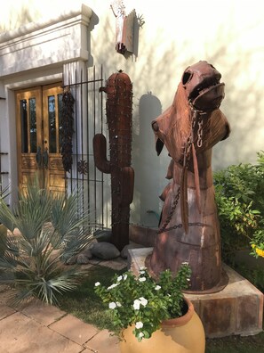 Exterior detail - Walk to Old Town, Heated Pool, Fast Internet,  Continental Breakfast included.  (Scottsdale)