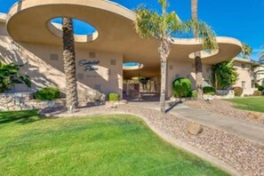 Exterior - Walk to Old Town, Heated Pool, Fast Internet,  Continental Breakfast included.  (Scottsdale)