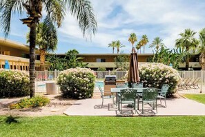 Outdoor dining - Walk to Old Town, Heated Pool, Fast Internet,  Continental Breakfast included.  (Scottsdale)