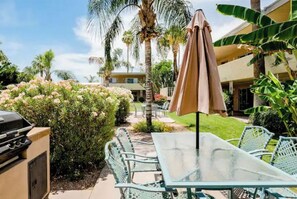Outdoor dining - Walk to Old Town, Heated Pool, Fast Internet,  Continental Breakfast included.  (Scottsdale)