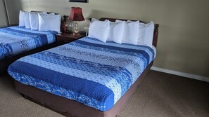 Chambre Double Standard, 2 grands lits | Espace de travail pour ordinateur portable, rideaux occultants