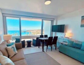 Smart TV, Netflix, books, streaming services - Manly to Shelly Ocean Beach Views Sunrise & Sunset (Manly)