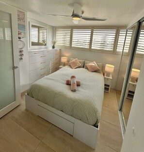 1 bedroom, iron/ironing board, WiFi, bed sheets - Manly to Shelly Ocean Beach Views Sunrise & Sunset (Manly)