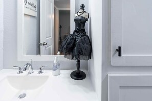 Ensemble douche/baignoire, sĂšche-cheveux, serviettes fournies, savon