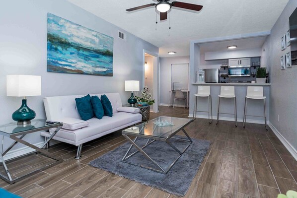 Smart TV, Netflix, streaming services - Eado/Monthly Discounts/King Bed/Close to UH, NRG, Toyota Center
(Houston)