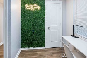 Interior - Eado/Monthly Discounts/King Bed/Close to UH, NRG, Toyota Center
(Houston)