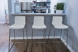 Fridge, microwave, oven, stovetop - Eado/Monthly Discounts/King Bed/Close to UH, NRG, Toyota Center
(Houston)