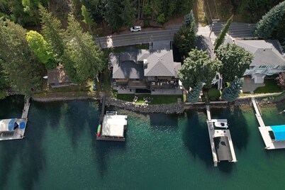 Magnífico 4.783 pies cuadrados Waterfront Home con Twin Cubierta muelles del barco