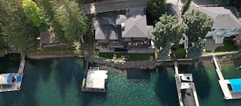 Magnífico 4.783 pies cuadrados Waterfront Home con Twin Cubierta muelles del barco