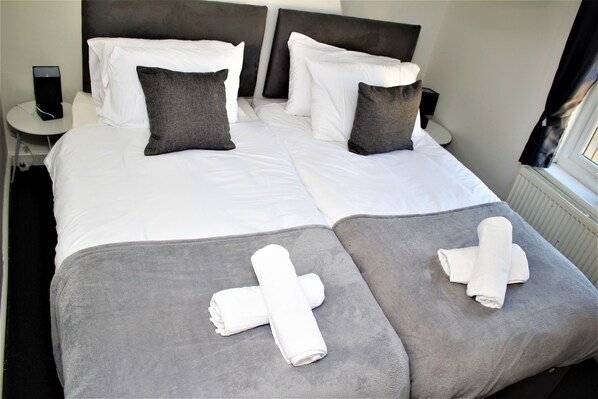 5 bedrooms, desk, iron/ironing board, free WiFi - CITY CENTRE SPACIOUS 5 BEDROOMS HOUSE AYLESBURY (Buckinghamshire)