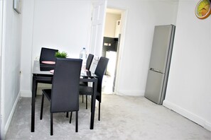 Dining - CITY CENTRE SPACIOUS 5 BEDROOMS HOUSE AYLESBURY (Buckinghamshire)