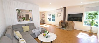 Best Location Entire House Huge parkland doorstep