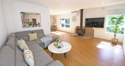 Best Location Entire House Huge parkland doorstep