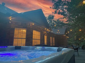 Terrace/patio - Luxury-Sleeps16-SPA-GameRoom-FirePit-Casino-EV-Pet (Kingston)