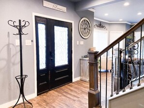 Interior - Luxury-Sleeps16-SPA-GameRoom-FirePit-Casino-EV-Pet (Kingston)