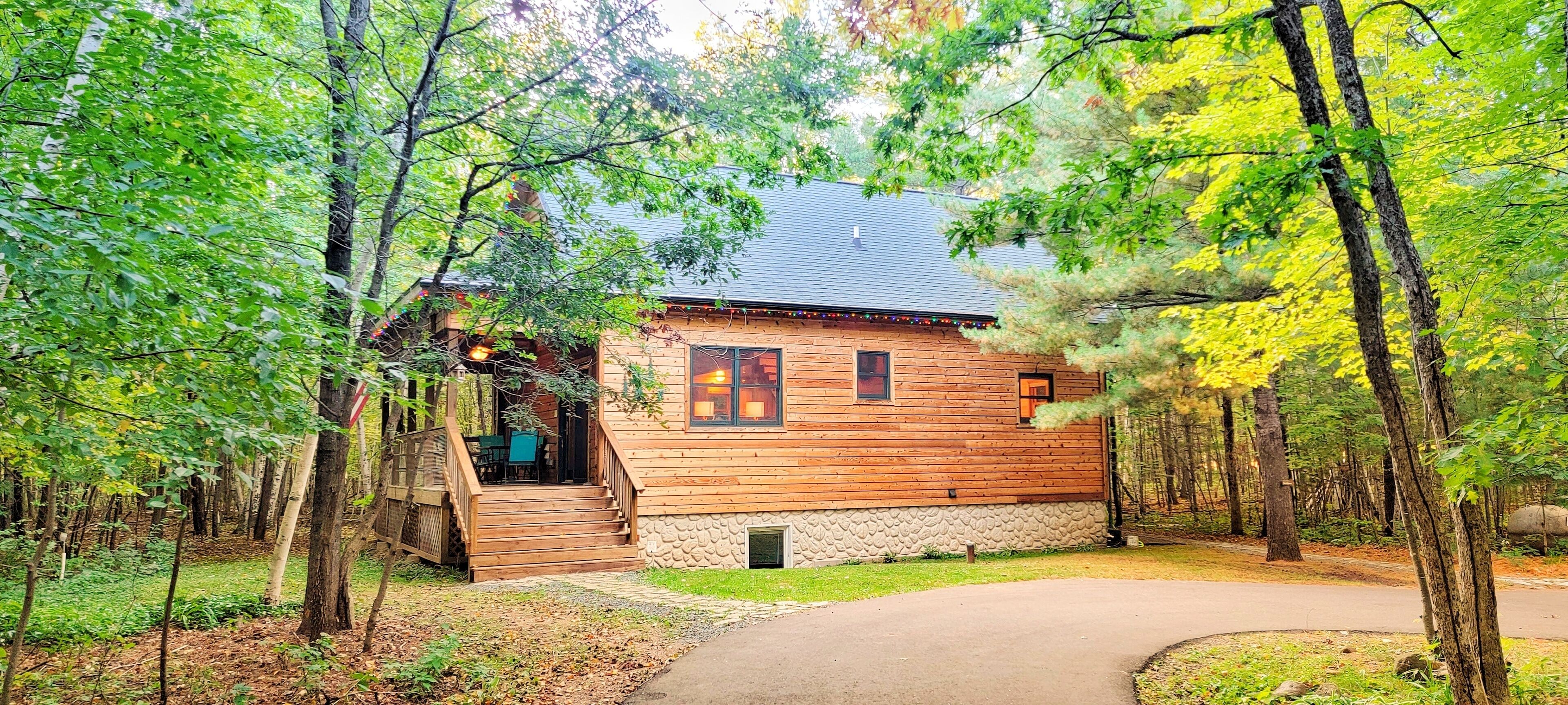 Hidden Pine Lodge- Outdoor Hot tub, 11 acres, Pool Table, UTV Trails and a Bar!