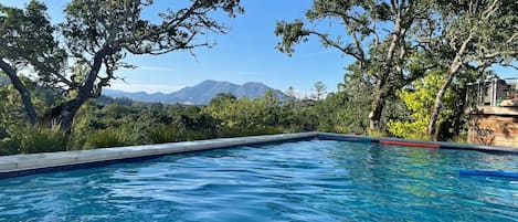 Una piscina al aire libre, una piscina climatizada