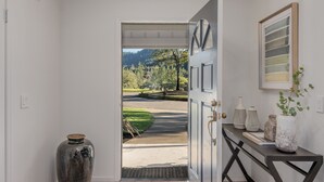 Un interior moderno con vistas a un jardín a través de una puerta.