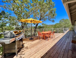 Outdoor dining - Calistoga Mid-Century-Modern w/Pool 4BD/4BA -- Sleeps 8 (Calistoga)
