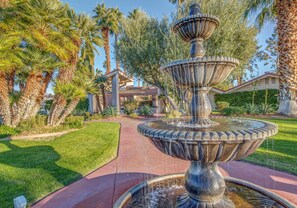 Property grounds - ★Golf & Couples Oasis★ Midcentury w/6 Pools, Hot Tub (Palm Springs)