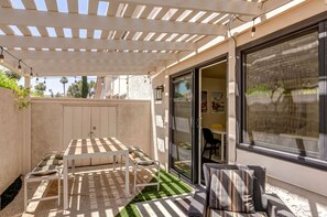 Outdoor dining - ★Golf & Couples Oasis★ Midcentury w/6 Pools, Hot Tub (Palm Springs)