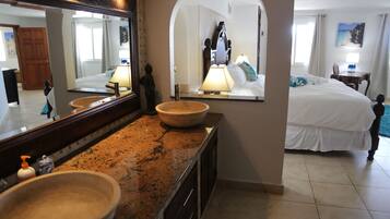 3 bedrooms, desk, iron/ironing board, travel cot