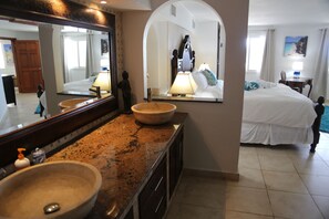 3 dormitorios, escritorio, tabla de planchar con plancha y cuna de viaje