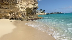 Ubicación a pie de playa, tumbonas y toallas de playa