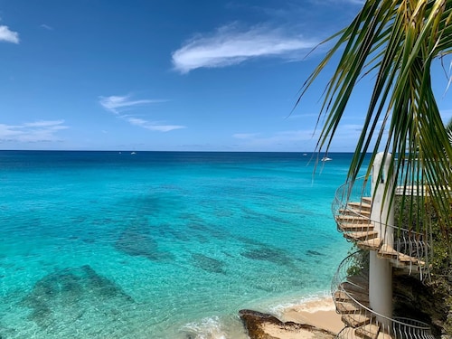 Oceanfront Haven 3 Bedroom Retreat by Premium at Rainbow Beach Club