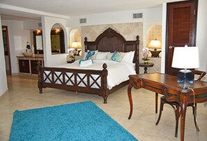 3 habitaciones, escritorio y tabla de planchar con plancha 