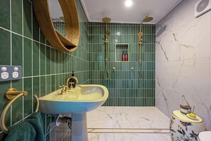 Baignoire, sèche-cheveux, serviettes fournies, savon