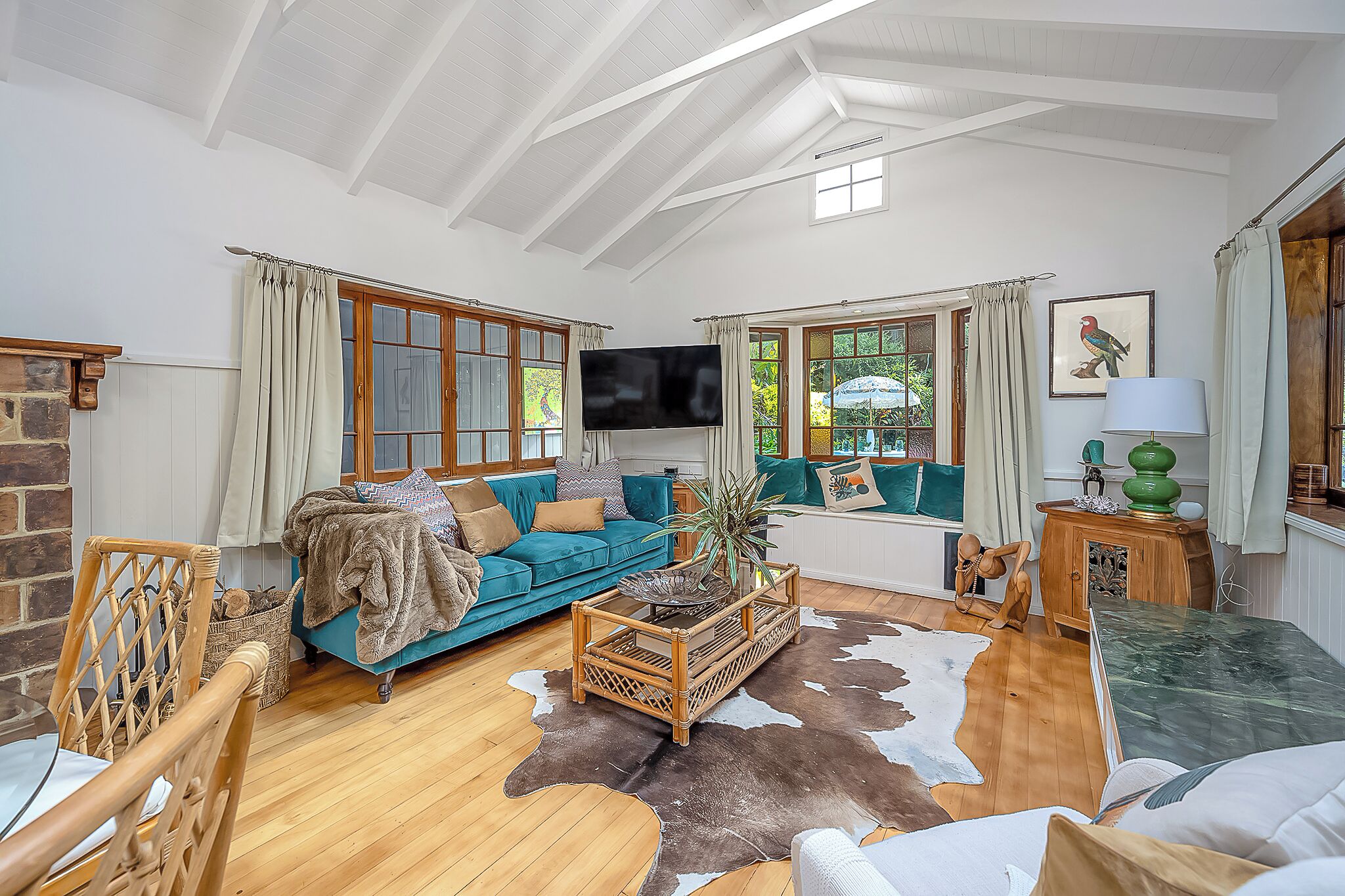 TV connectée, cheminée, chaîne hi-fi