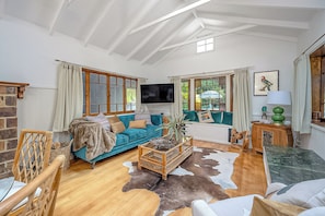 Smart-TV, Kamin, Stereoanlage