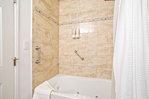 Ensemble douche/baignoire, baignoire à jets, serviettes fournies, savon