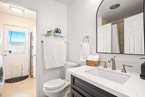 Combined shower/bathtub, jetted bath, hair dryer, towels