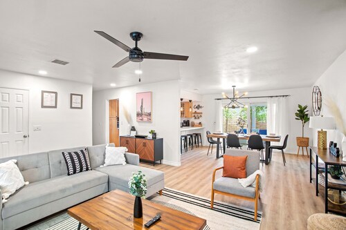 FAMILY POOL HOME/ 3-BDR/KING BED/Sleeps 10/Game Room/Arcade/near UCR