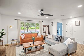 Téléviseur connecté, foyer, jeux vidéo, table de baby-foot