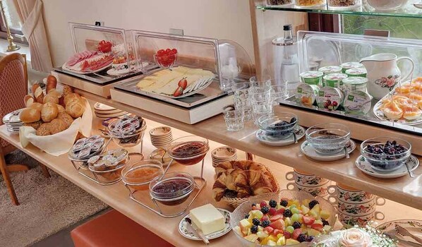 Breakfast buffet - Hotel am Kupferhammer (Tuebingen)