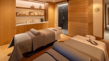 Salas para tratamentos a dois, sauna seca, banheira de hidromassagem