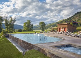 Piscina externa sazonal, funciona das 8h às 21h, guarda-sóis