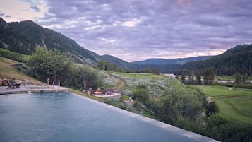Piscine extérieure (ouverte en saison), parasols de plage
